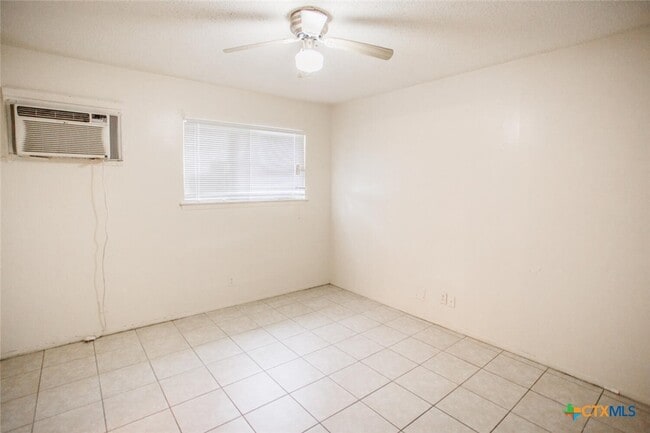 Building Photo - 1239 N LBJ Dr