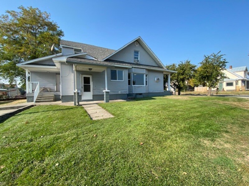 Primary Photo - 730 E Bridgeport Ave