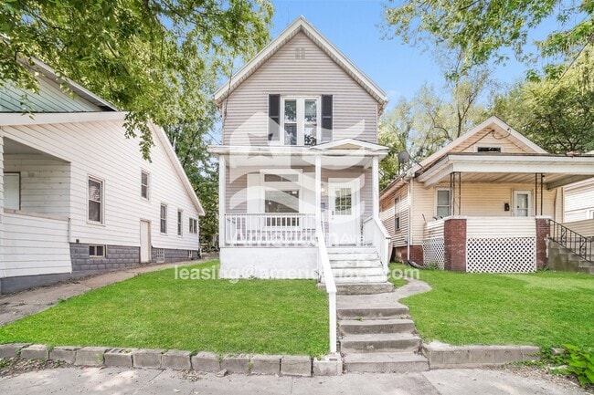 Building Photo - 318 E Thrush Ave