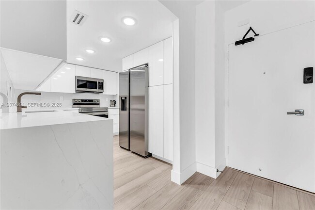 Foto del edificio - 300 Bayview Dr