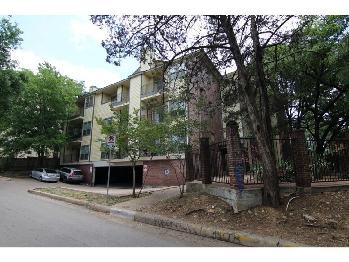 Building Photo - PRELEASE 8/15/2025 2 bed 2 bath