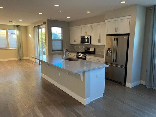 Building Photo - CONTEMPORARY BRIGHT SPACIOUS TOWNHOME WITH...