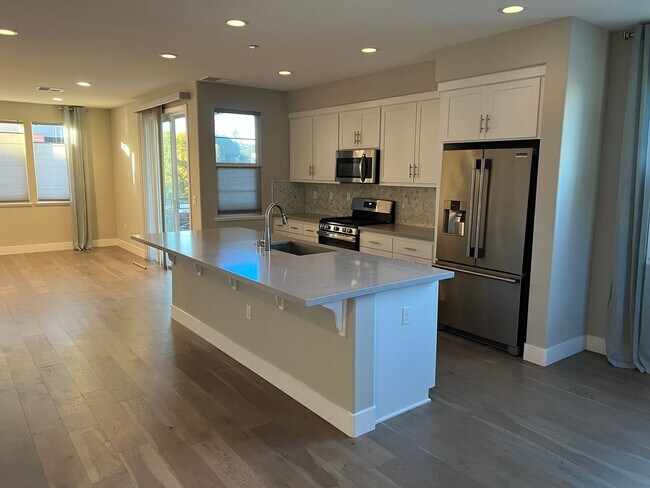 Foto del edificio - CONTEMPORARY BRIGHT SPACIOUS TOWNHOME WITH...