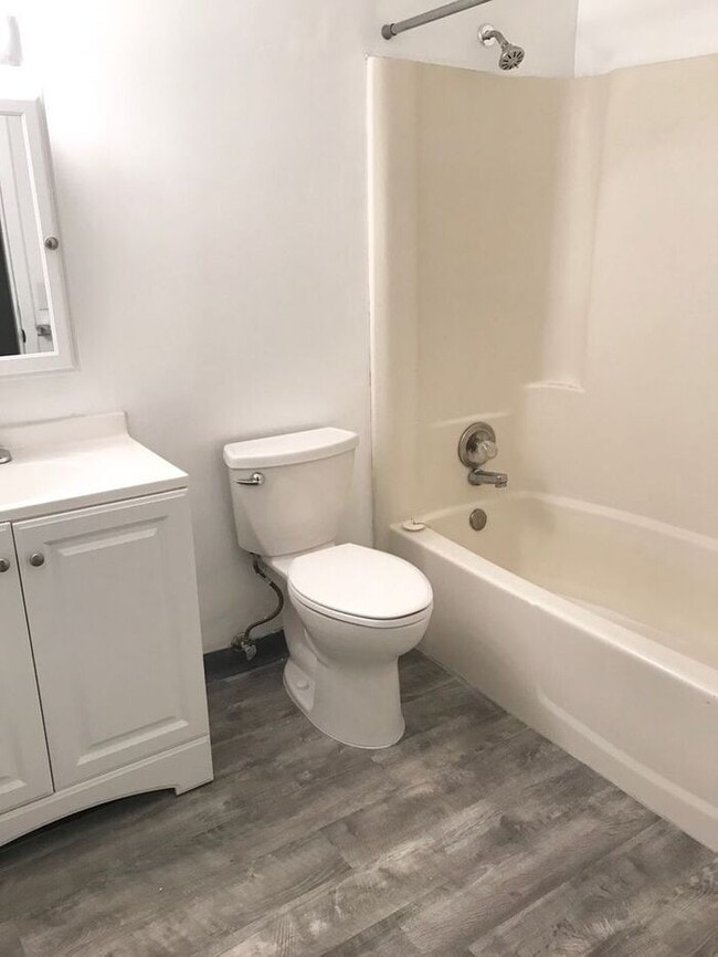 Building Photo - 1015 Howe Ave