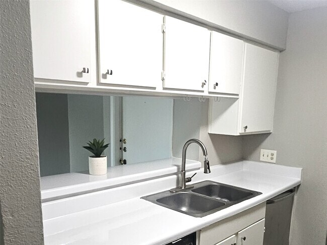 Foto del edificio - 3025 Walnut Bend Ln