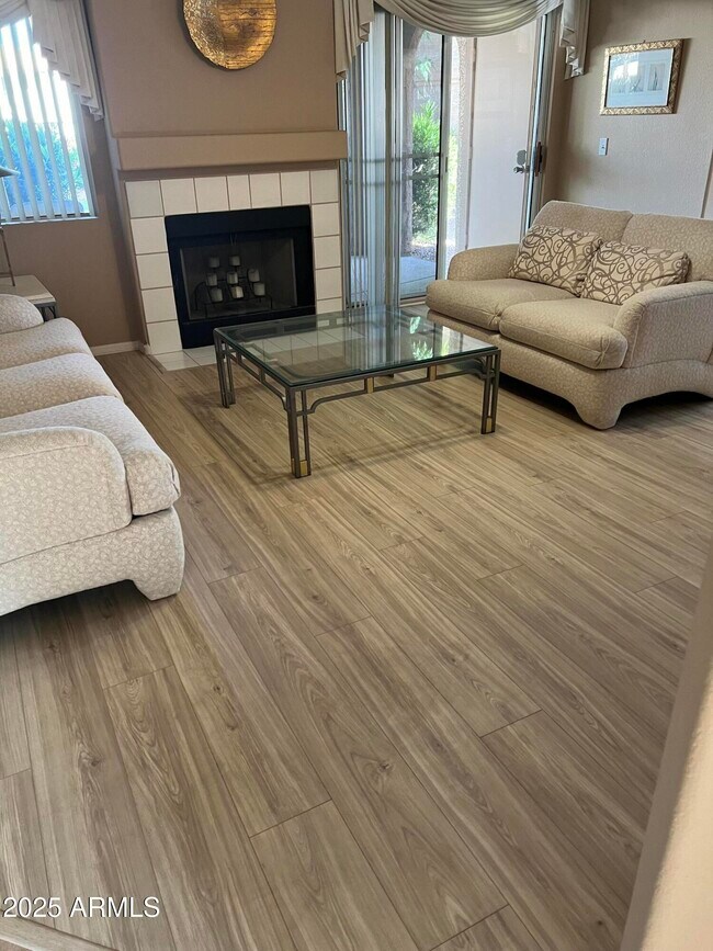 Foto del edificio - 9745 N 95th St