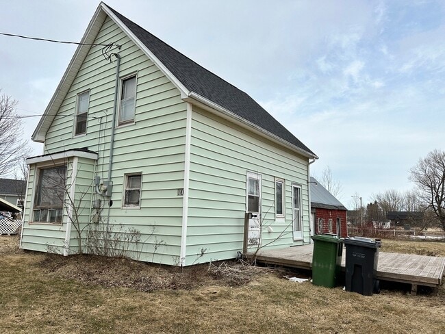 Building Photo - 10 Barclay Rd