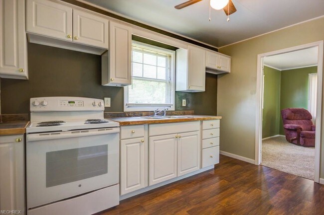 Building Photo - 2833 Ellis Ave NE