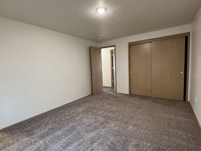 Building Photo - 3 bedroom, 2 bath home in Hillsboro near I...