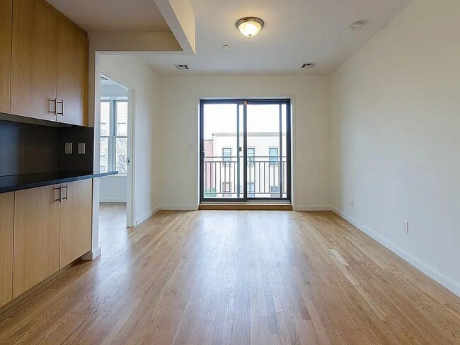 Building Photo - 261 Eckford St