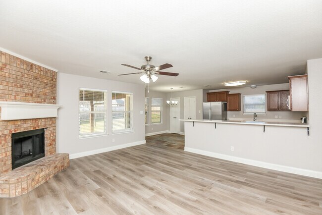 Building Photo - 4-Bedroom Newark Home!