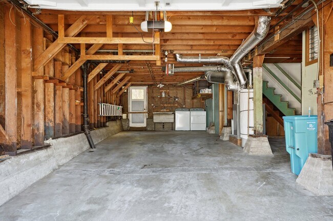 Building Photo - 286 Ney St