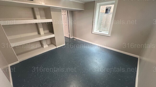 Building Photo - $1250 - 3 bed 1 bath with basement - Singl...