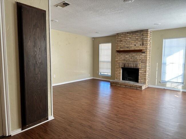 Building Photo - Nice Four plex unit upstairs in Irving.
