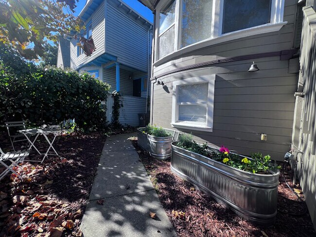 Foto del edificio - 1039 Peralta St