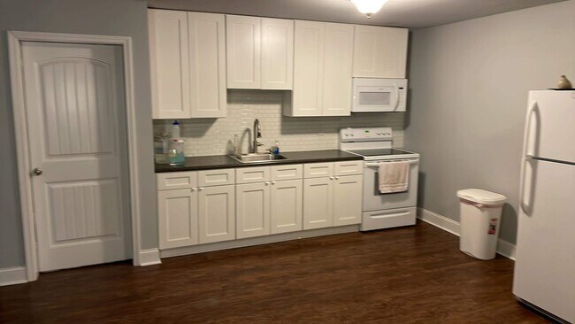 Building Photo - 2195 Pinetree Dr