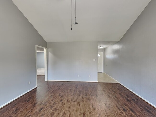 Foto del edificio - 722 E Brown Ln