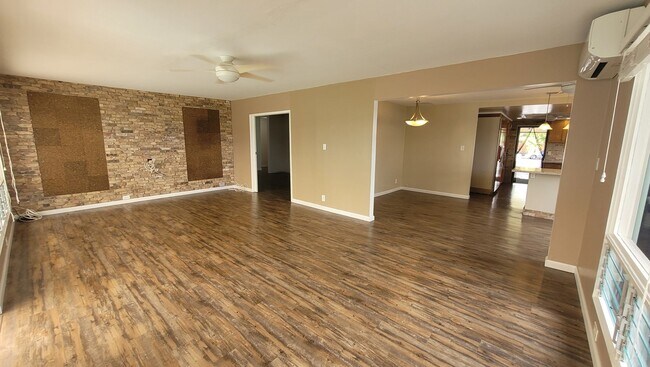 Building Photo - Beautiful 4bd, 2bath Unit w/2 car garage 2...