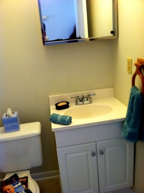 Building Photo - 2 BR/ 2.5 BA Townhome off Guilford College...