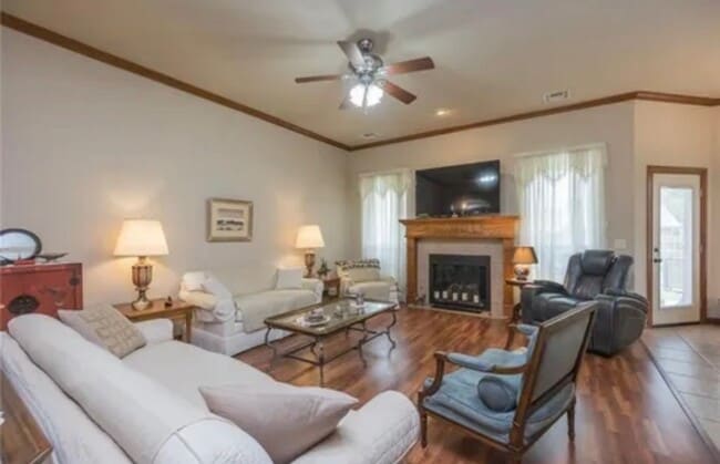 Building Photo - 121 SW 69th Ct