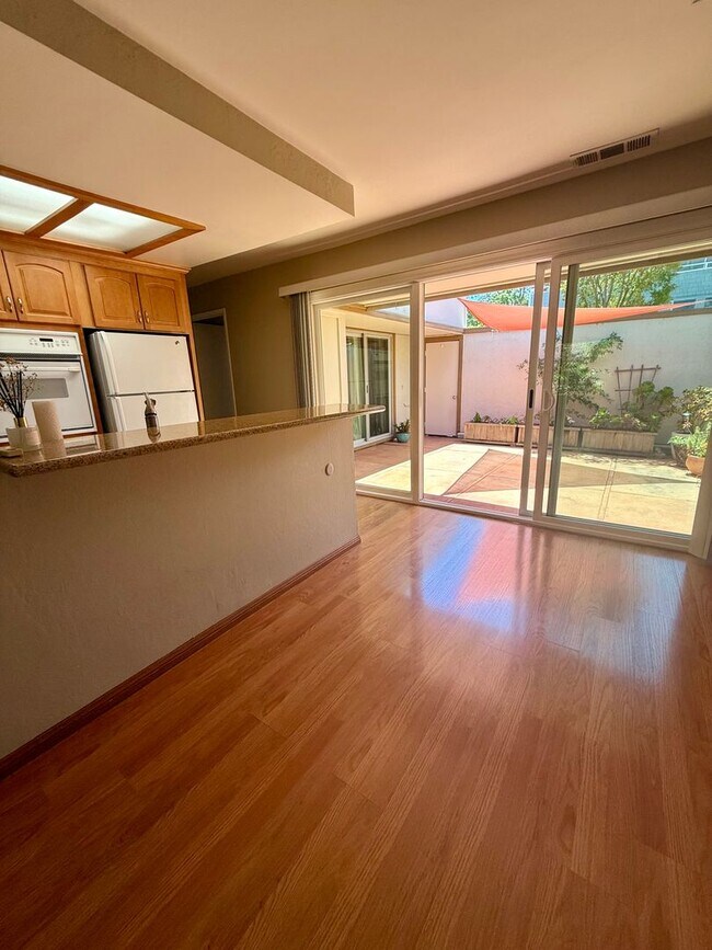 Foto del edificio - 3128 Tice Creek Dr