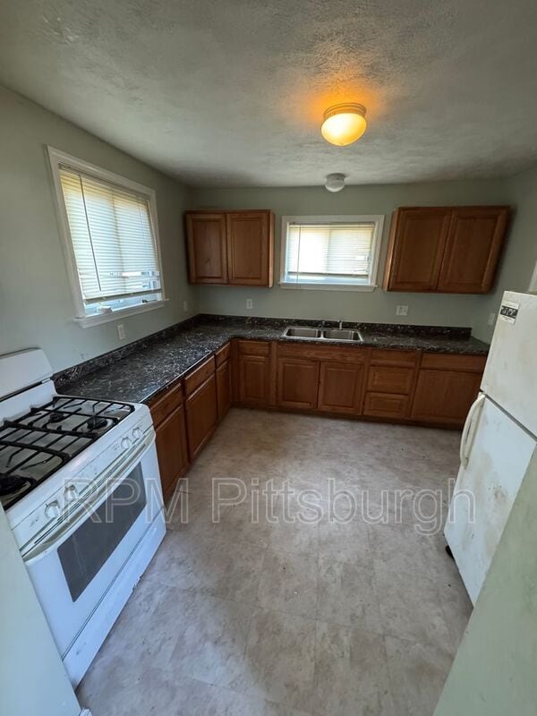 Building Photo - 601 Farnsworth Ave