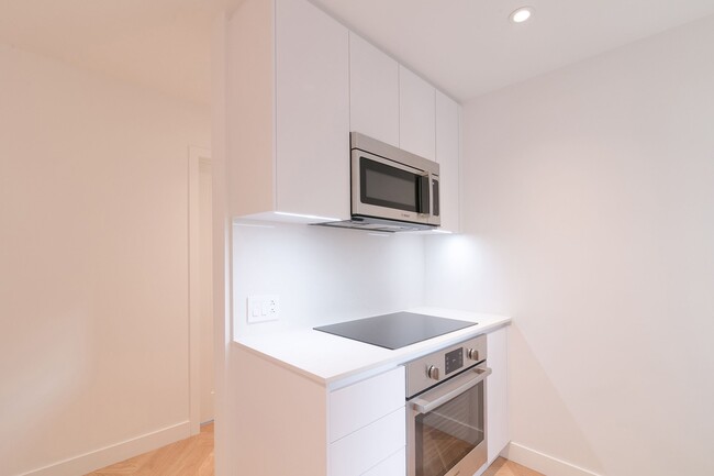 Building Photo - 590 Av. Outremont