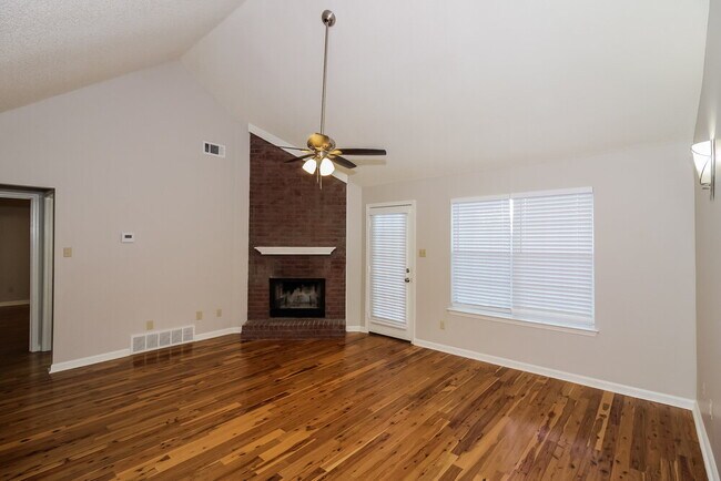 Foto del edificio - 8056 Sandywood Ln