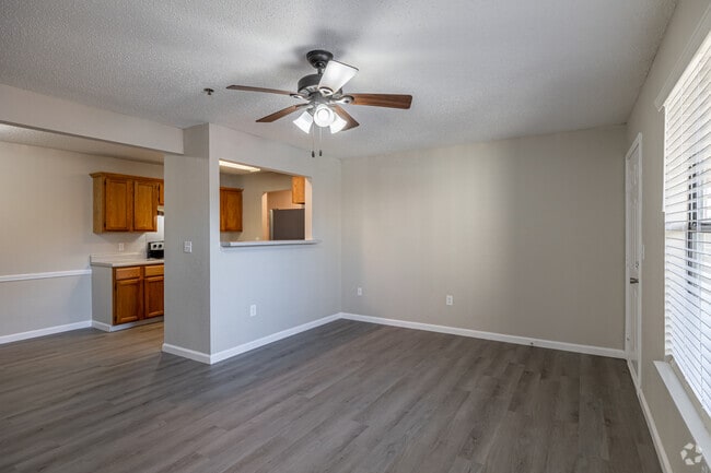 2BR, 2BA - 912SF - Living Room - The Heights on Oak