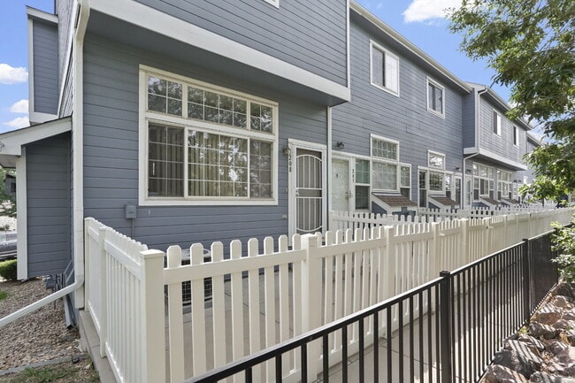 Building Photo - Bright End-Unit Townhome with 3 Beds, 2.5 ...