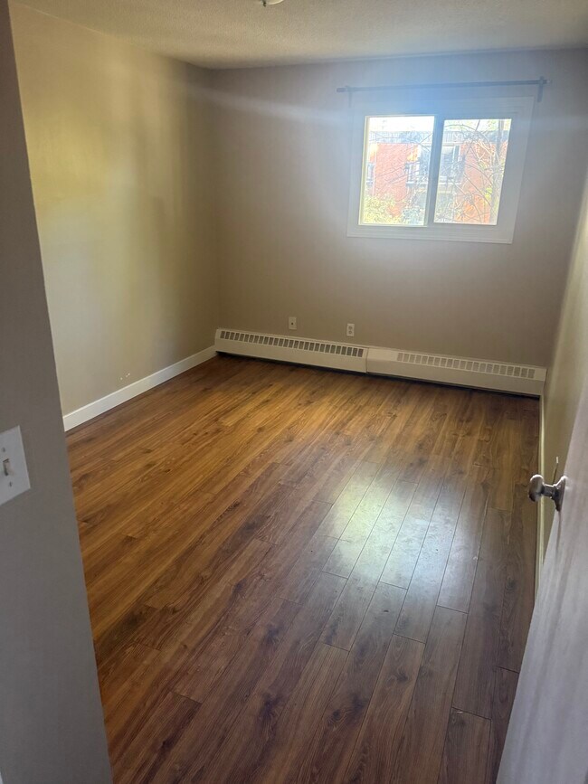Building Photo - Unit For Rent