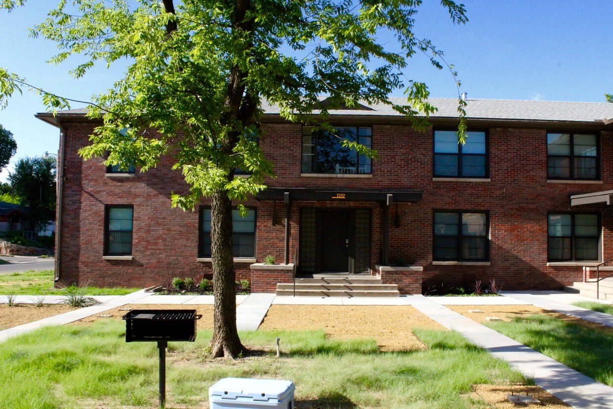 Primary Photo - 1221 N Blackwelder Ave