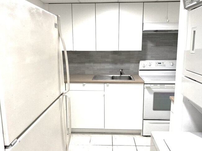 Building Photo - 10090 NW 80th Ct