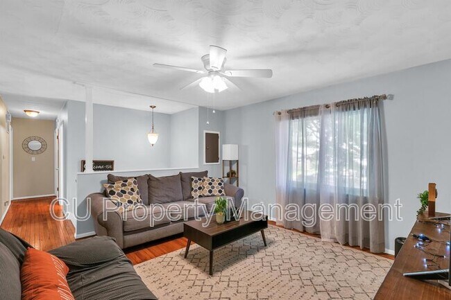 Foto del edificio - 1010 Hollycrest Dr