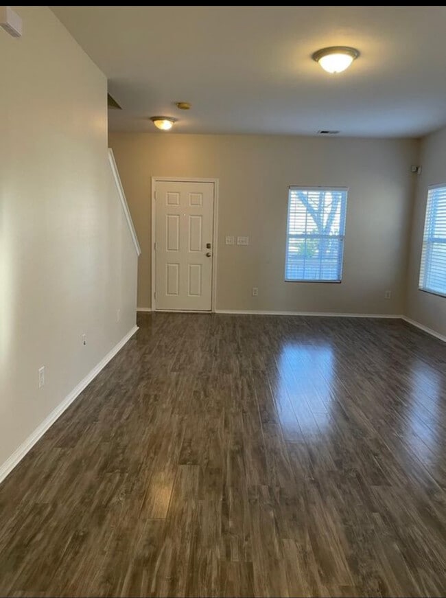 Building Photo - 933 Willow Creek Dr