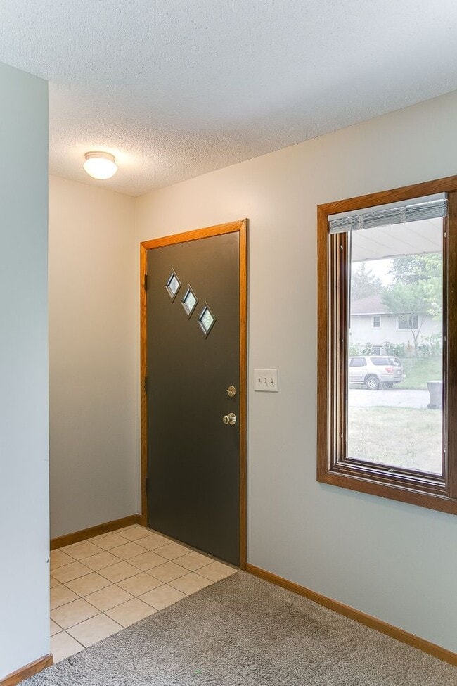 Building Photo - Updated 3 Bedroom Duplex in Battle Creek