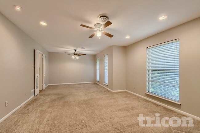 Building Photo - 908 Hilton Pl