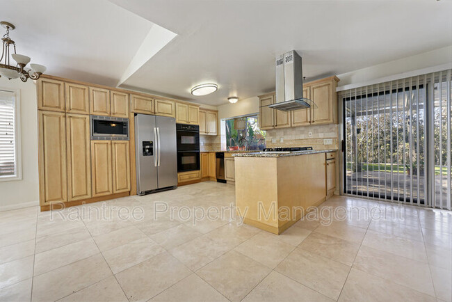 Building Photo - 383 Islander St