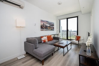 Building Photo - 1020 Rue de la Montagne