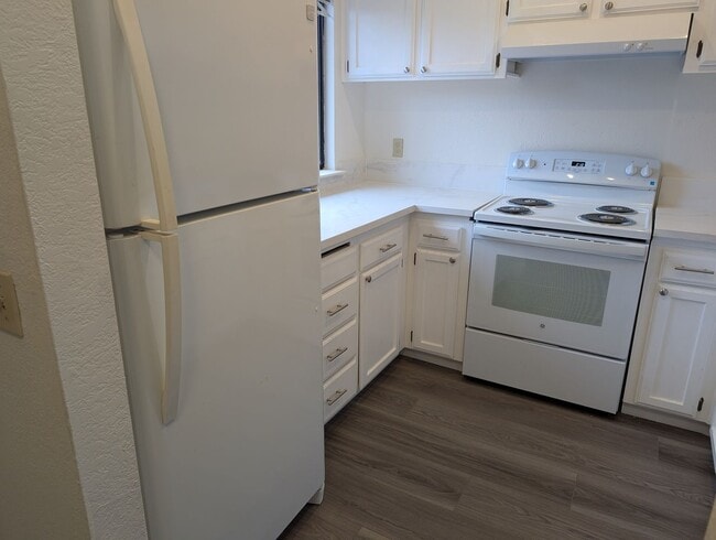 Foto del edificio - Completely remodeled and updated condo close to Fresno State and shopping. *Ask about the Move-in...