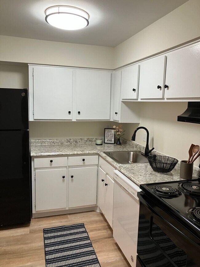 Foto del edificio - Large 2 Bedroom Available Now!