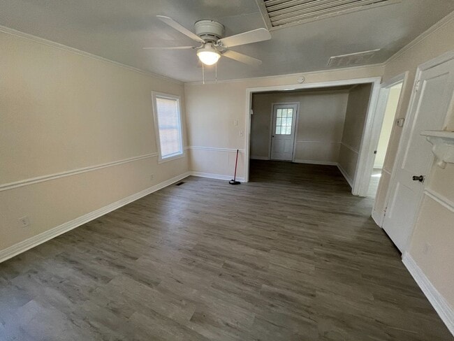 Building Photo - 2 Bedroom House - Available late August