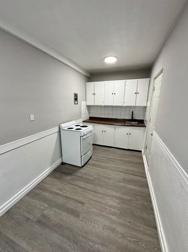 Building Photo - 1518 University Ave W