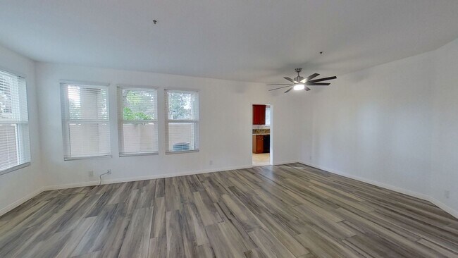 Foto del edificio - Beautiful End Unit Condo in Desirable Irvine
