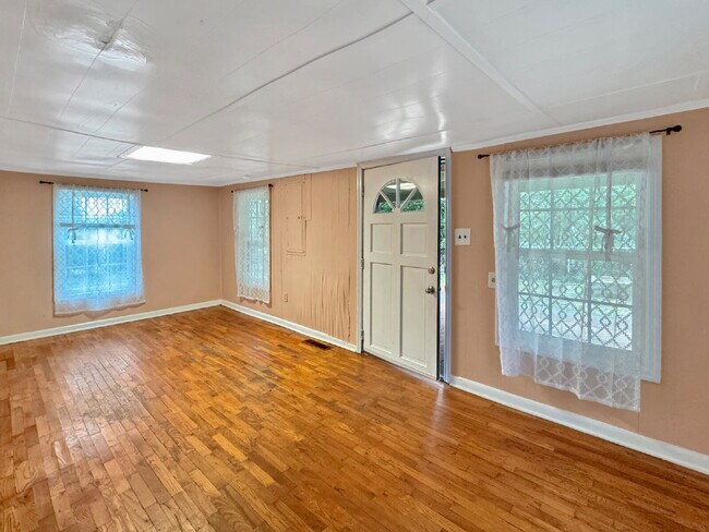 Foto del edificio - Two Bedroom Home for Rent in Central Gaine...