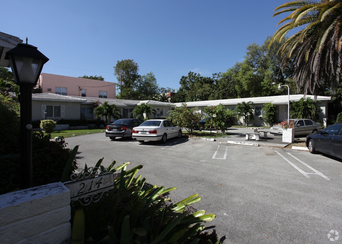 Building Photo - 214-218 Antiquera Ave
