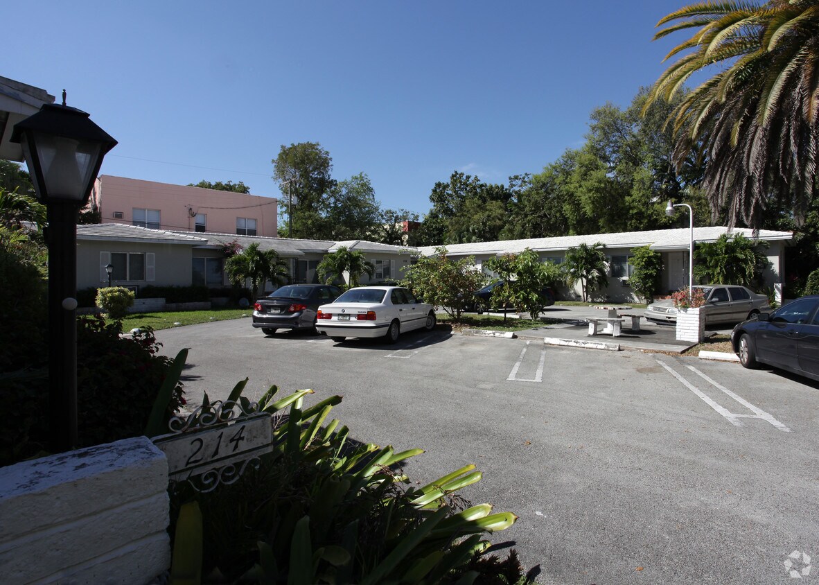Foto del edificio - 214-218 Antiquera Ave