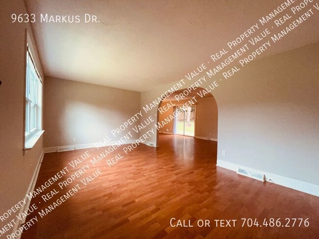 Building Photo - Newly Renovated Classic Ranch Home with La...