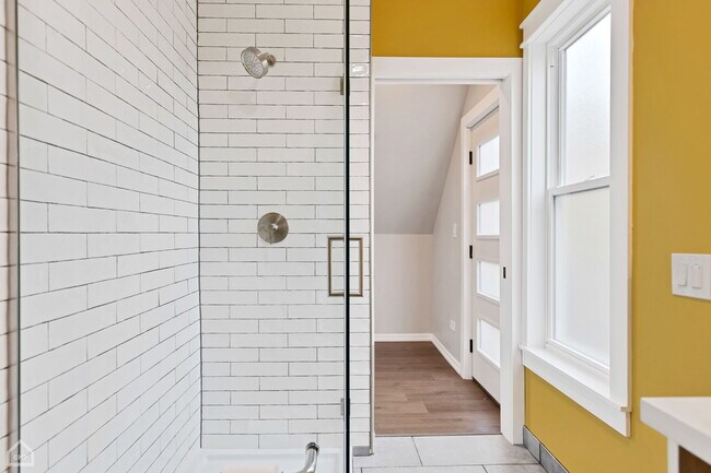 Foto del edificio - 2103 W Eastwood Ave