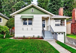 Building Photo - 10546 Interlake Ave N